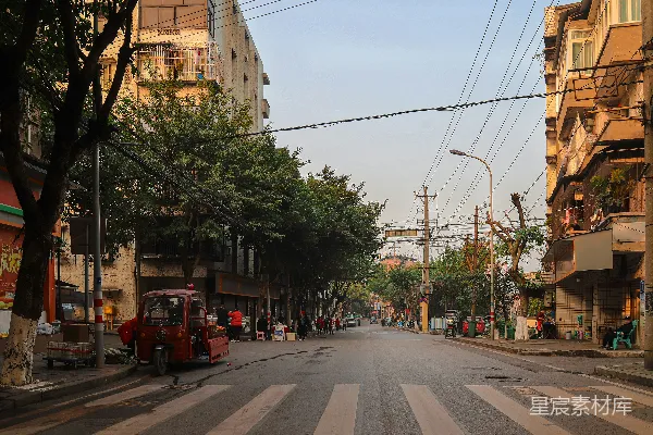 城市街道中间有一个斑马线路口