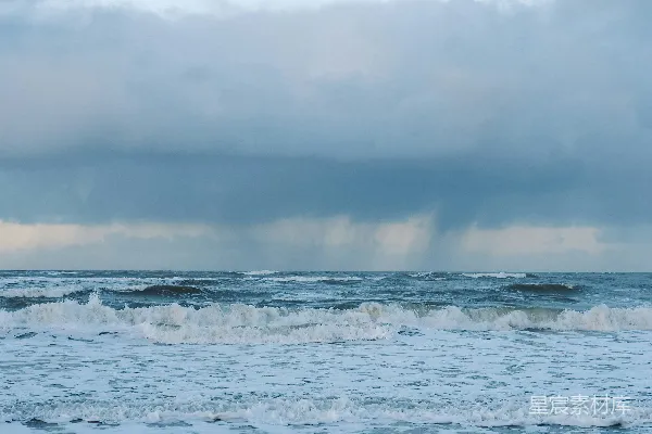 海滩上行走的人带着冲浪板