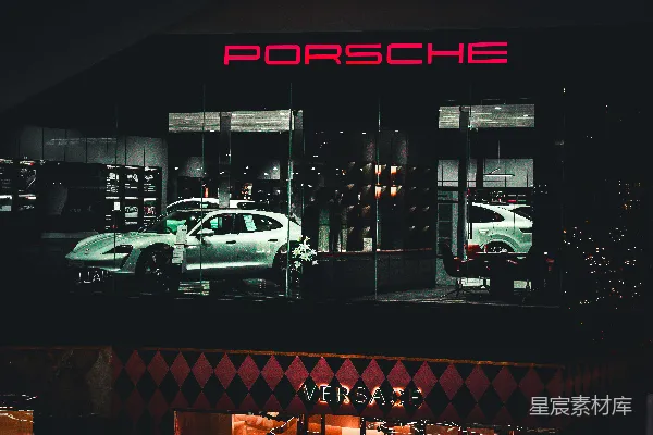 夜间汽车展厅里的展示车
