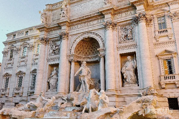前面有一座带有喷泉的大楼。