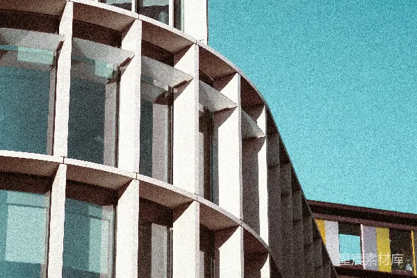 一面带有钟表的高大建筑