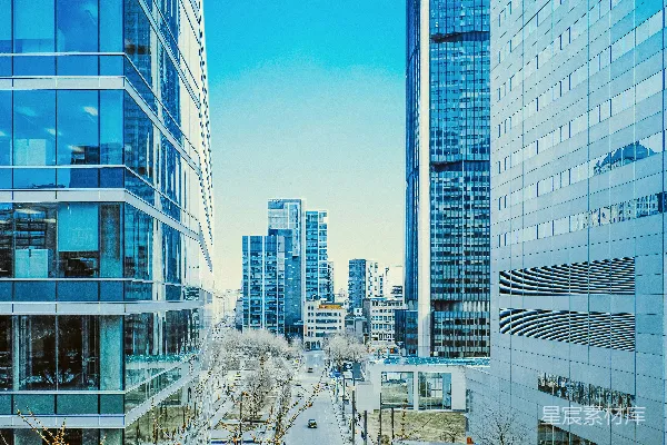 一条街道两旁耸立着一排排高大建筑的城市街区