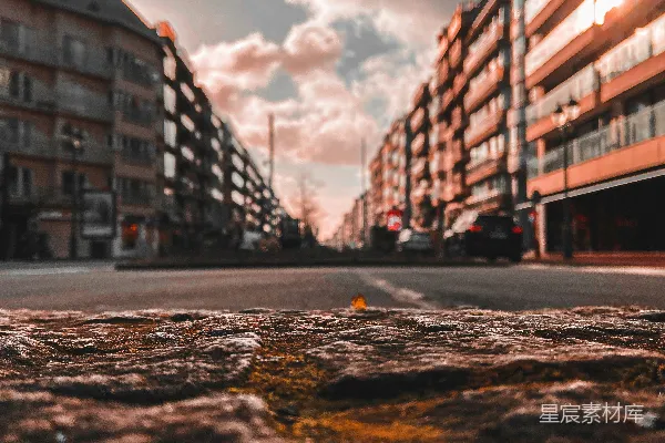 白天的黑白混凝土建筑