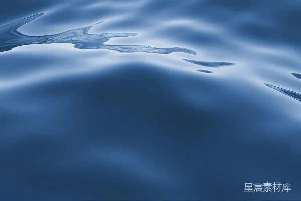 蓝水面上泛着轻柔的波纹和倒影。
