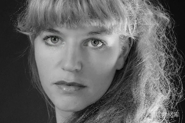 一位长发女性的黑白照片