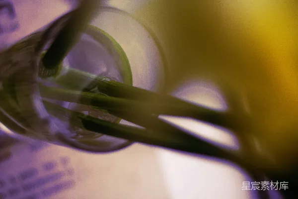 高清摄影 一个玻璃杯的特写，里面有一个黄色的物体。