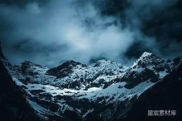 云层下的雪原山脉。