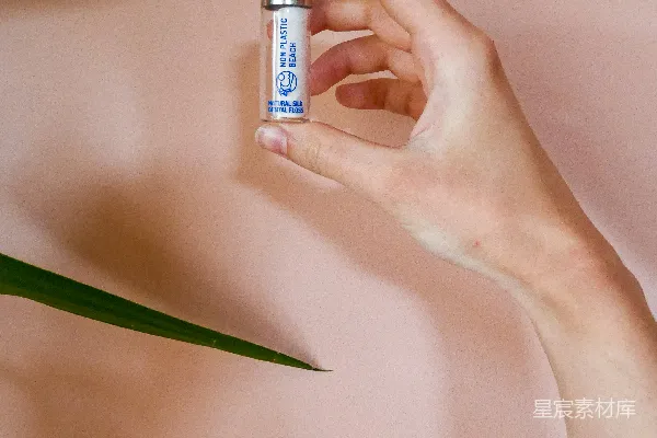 手持白蓝标签瓶的人