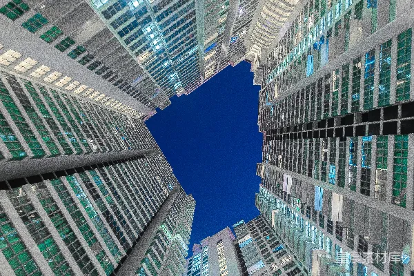 玻璃幕墙建筑的低角度摄影