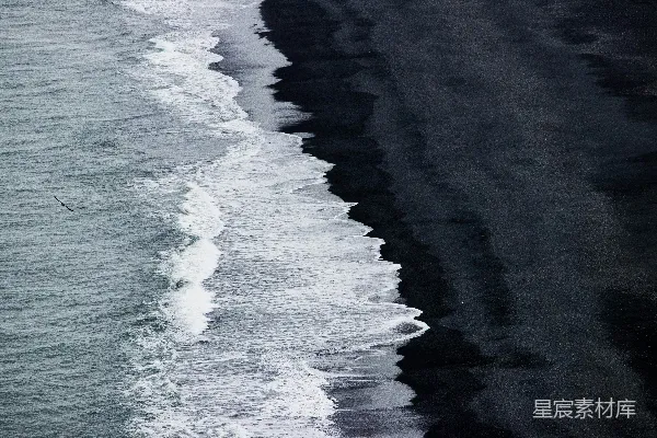 高清摄影 白天海滩上的海浪拍打着海岸。