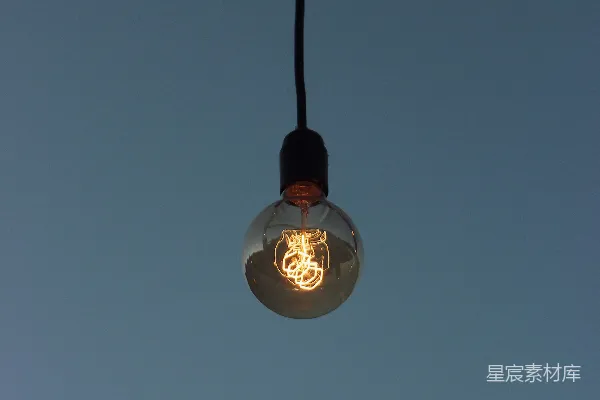 高清摄影 在夜间打开的白炽灯泡