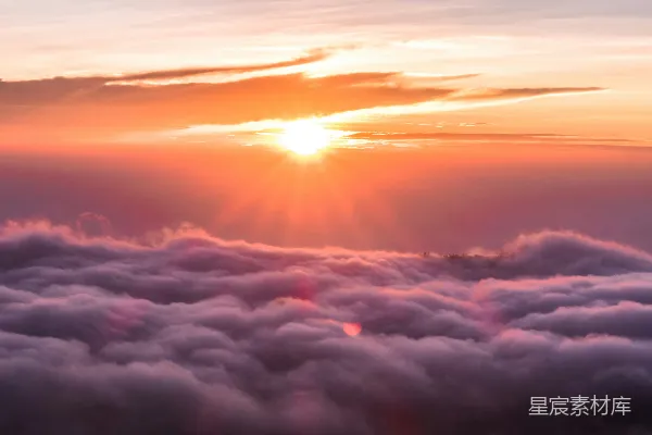 夕阳下的云朵