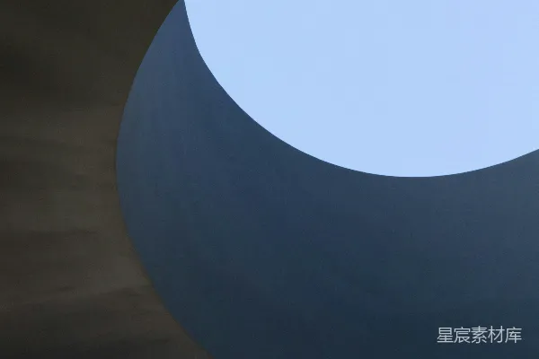 高清摄影 棕色木地板上有一盏白色的圆形灯。