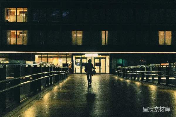 夜晚一个人走在小径上