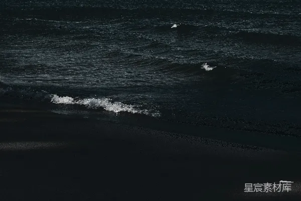 高清摄影 白天海浪拍打岸边的景象