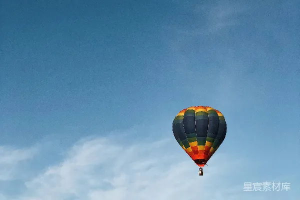 高清摄影 多色热气球在阴云密布的天空中