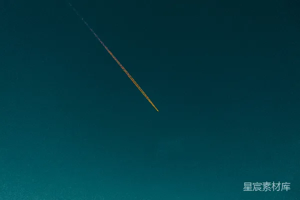 高清摄影 白天拍摄的飞行中的飞机的高角度照片
