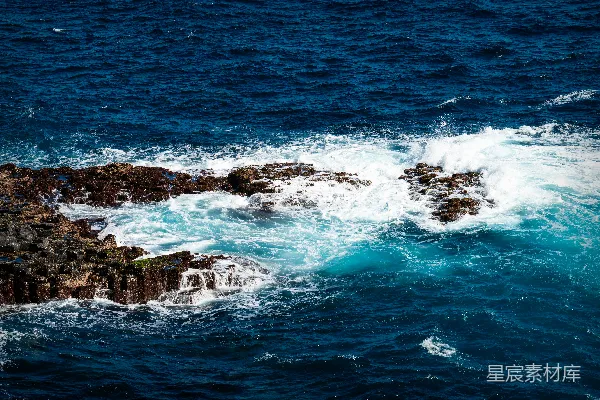 一片宽阔的水域靠近岩石海岸