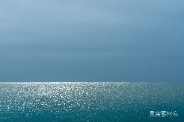 高清摄影 灰天下的蓝色大海