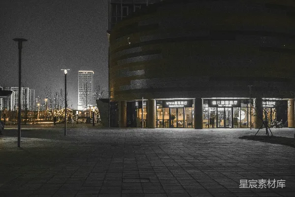 背景中有建筑物的一个空停车场