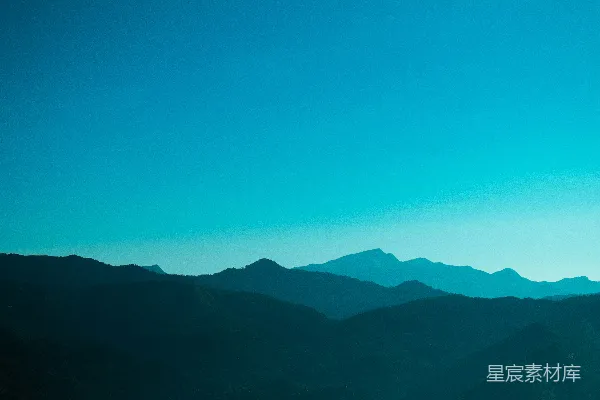 高清摄影 蓝天下山的剪影