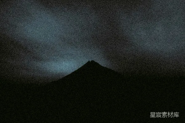 高清摄影 一张黑白照片，展示的是在多云天空下的一座山。