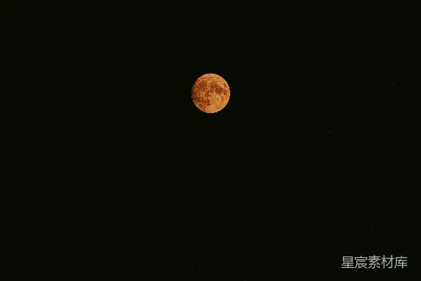 高清摄影 一轮满月在漆黑的夜空中出现。