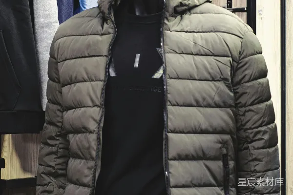 一个身穿纽约扬基队帽子和夹克的玩偶