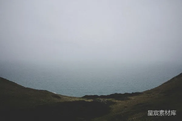 高清摄影 航拍山丘和水面