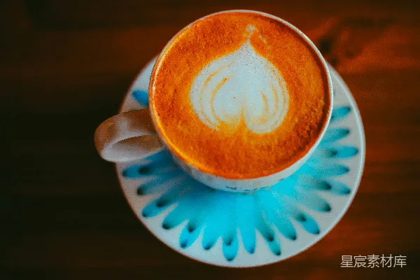 桌子上一个托盘上有一杯咖啡。