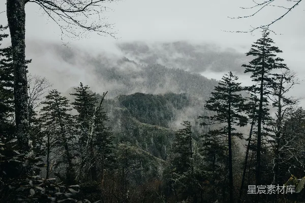 高清摄影 照片中有青山和雾气。