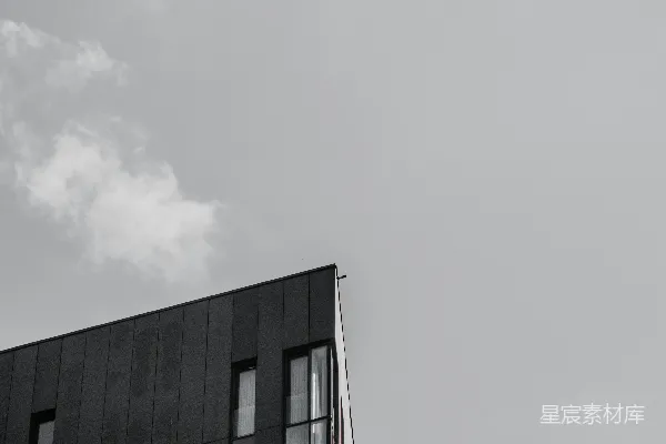 高清摄影 白天，白云下的黑色混凝土建筑