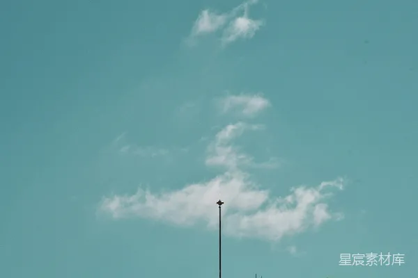 高清摄影 白天，蓝色天空下的一盏黑色路灯