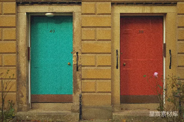 两侧一栋楼旁并排着两个色彩鲜艳的门。