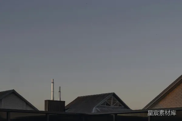 高清摄影 一座带有钟楼的建筑的远景