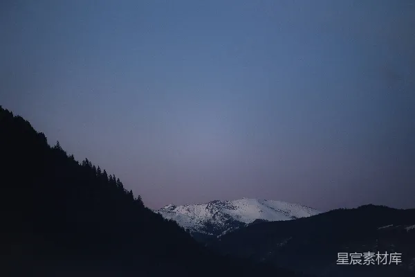 高清摄影 黄昏时分，远处的雪山景色
