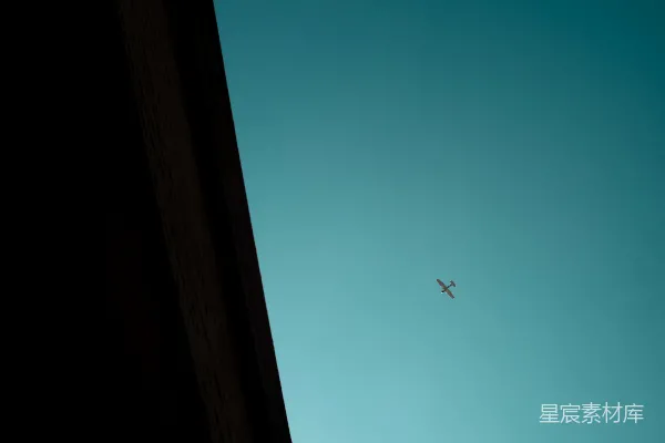 高清摄影 天空中白天飞行的飞机