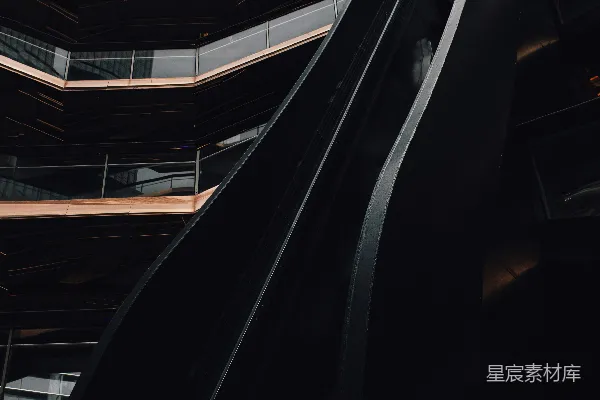高清摄影 一座高楼，其侧面有一条螺旋楼梯向上延伸。