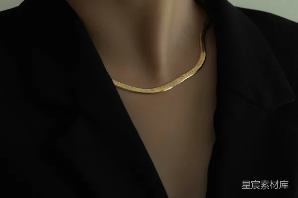 高清摄影 穿着黑色西装外套的女子戴着金色项链