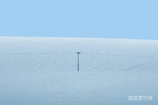 高清摄影 白色的风力发电机在白色的雪地上