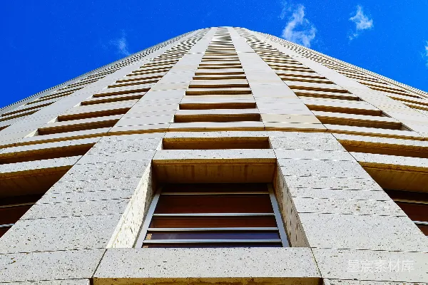 白天白混凝土建筑下的蓝天