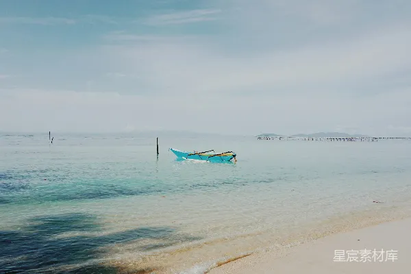 高清摄影 一艘小船停在沙质海滩上。