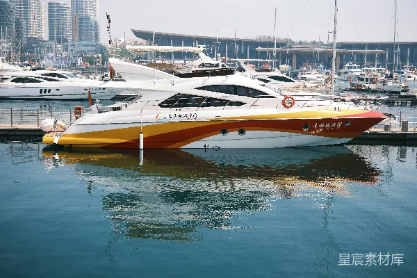 游艇停靠在其他船只和建筑物附近。