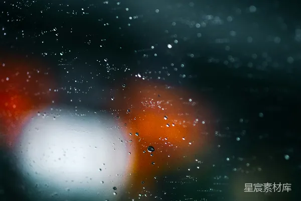高清摄影 雨中模糊的路灯图像
