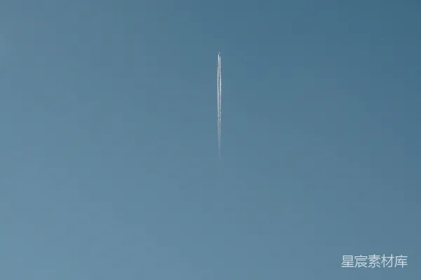 高清摄影 一架飞机飞过积雪覆盖的山脉上空