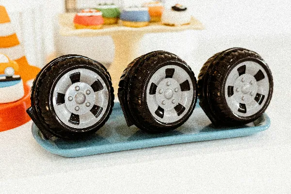 三个玩具轮胎放在一个蓝色托盘上。
