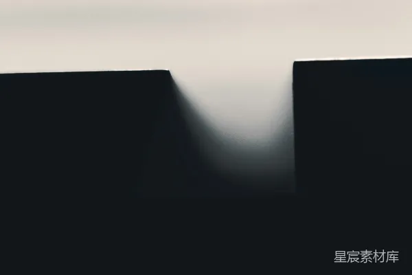 高清摄影 一张黑白照片，窗户透进来的光线。