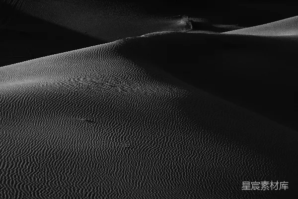 高清摄影 一张黑白照片，展示了一片沙漠。