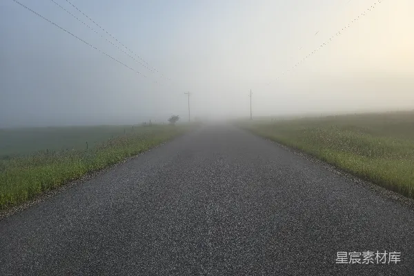 远处有一条雾气笼罩的道路，电线隐约可见。
