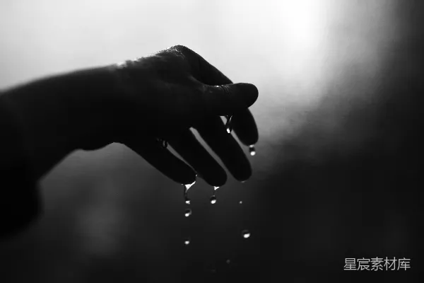 手上的水滴落下来